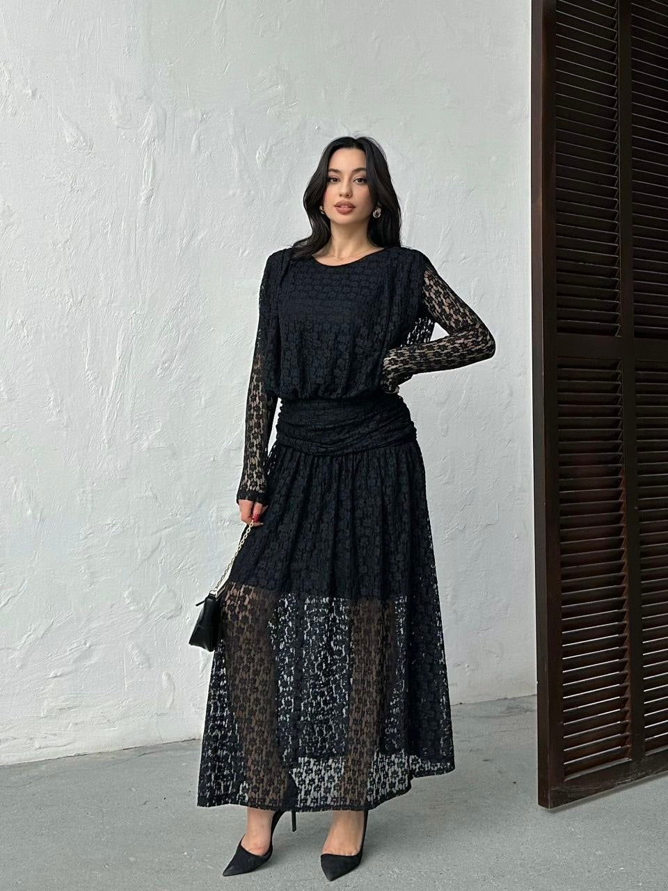 Katlı Dantel Detaylı Zarif Gece Elbisesi