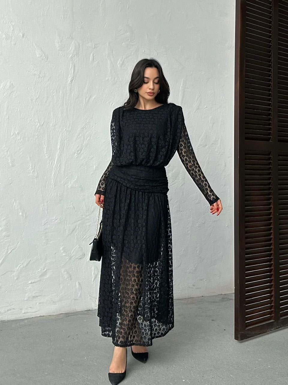 Katlı Dantel Detaylı Zarif Gece Elbisesi