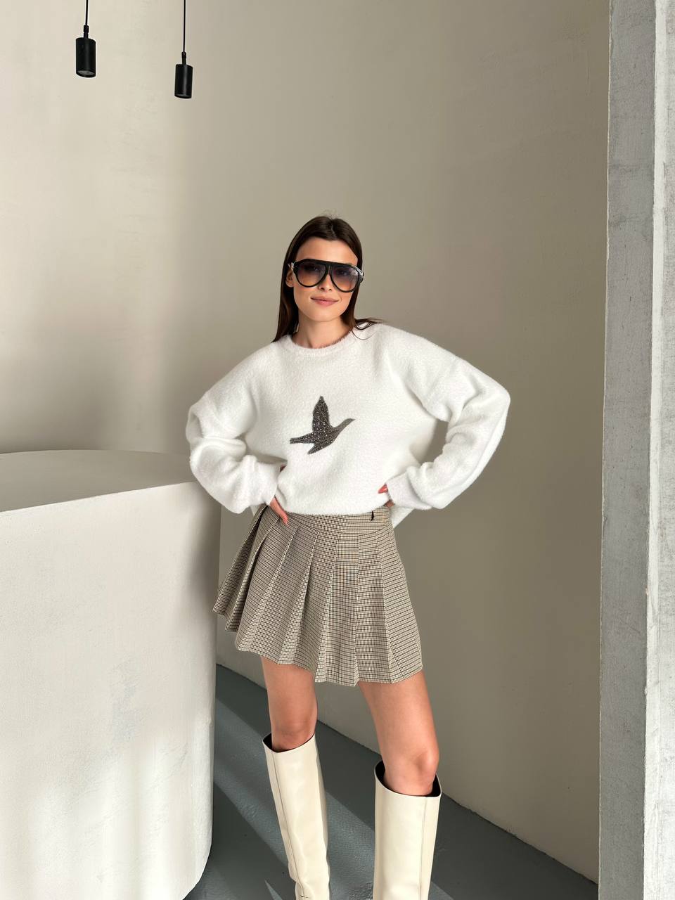 Beyaz Taş İşlemeli Kuş Figürlü Yumuşak Dokulu Oversize Kadın Kazak