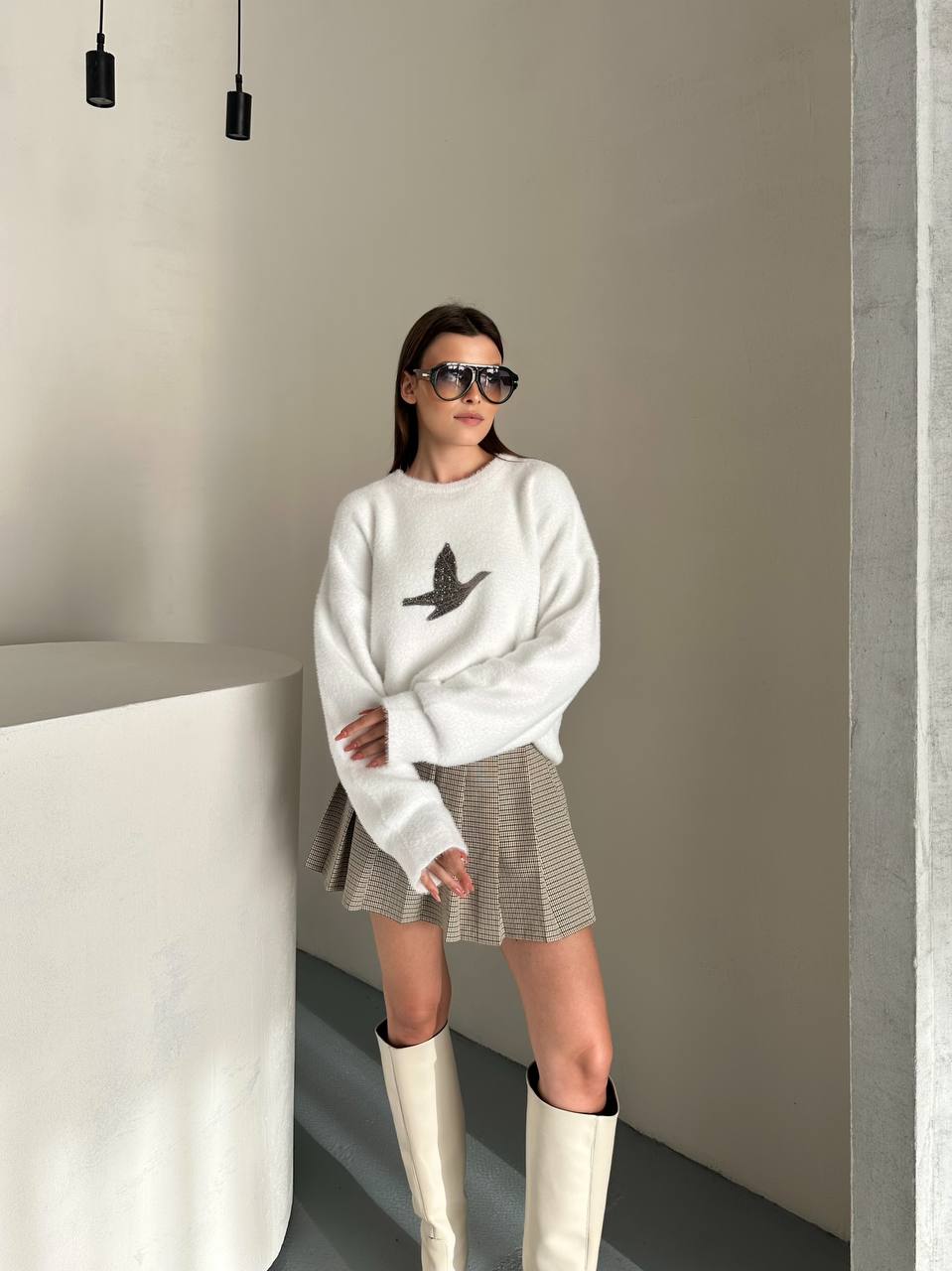 Beyaz Taş İşlemeli Kuş Figürlü Yumuşak Dokulu Oversize Kadın Kazak