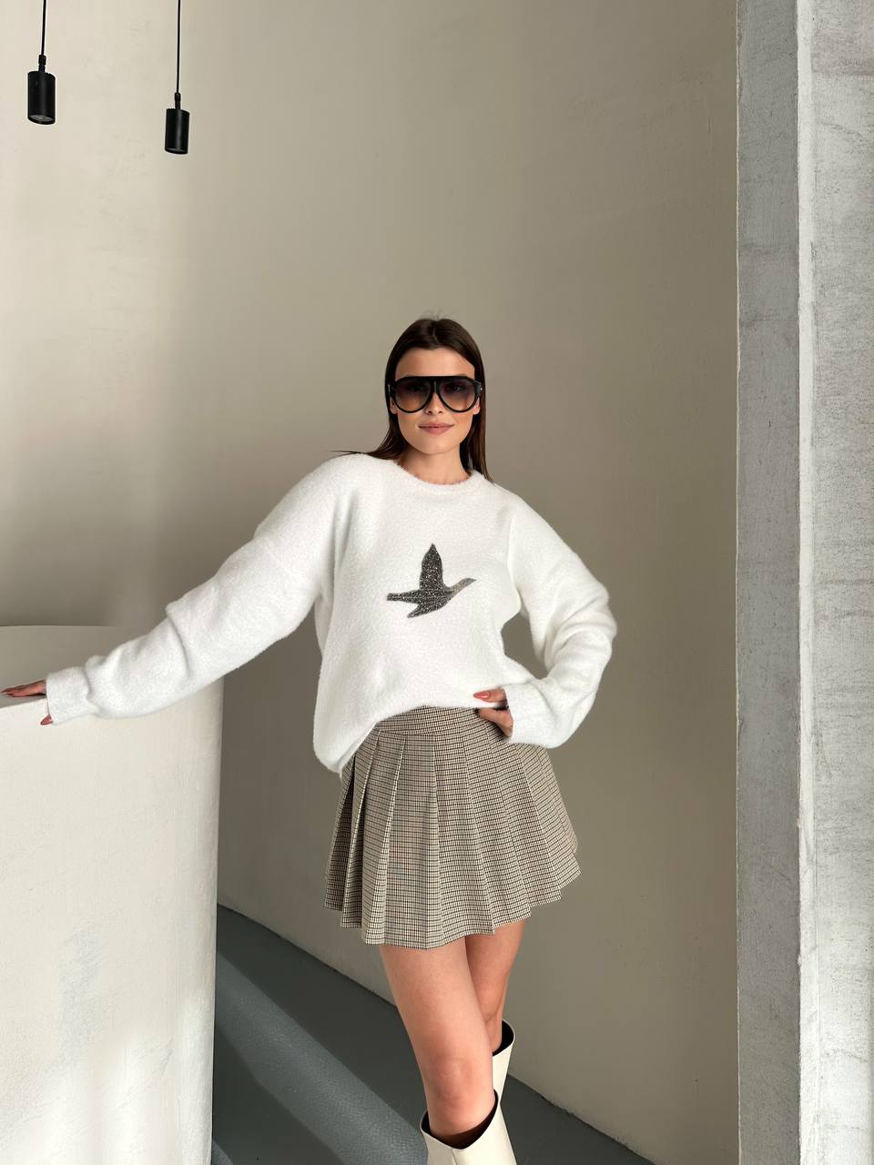 Beyaz Taş İşlemeli Kuş Figürlü Yumuşak Dokulu Oversize Kadın Kazak