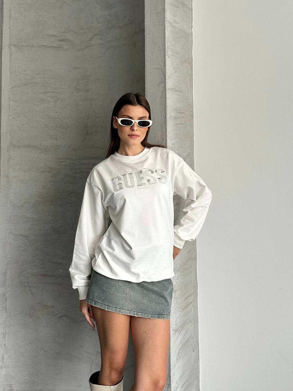 Guess Kadın Beyaz Taş İşlemeli Logo Detaylı Bisiklet Yaka Sweatshirt