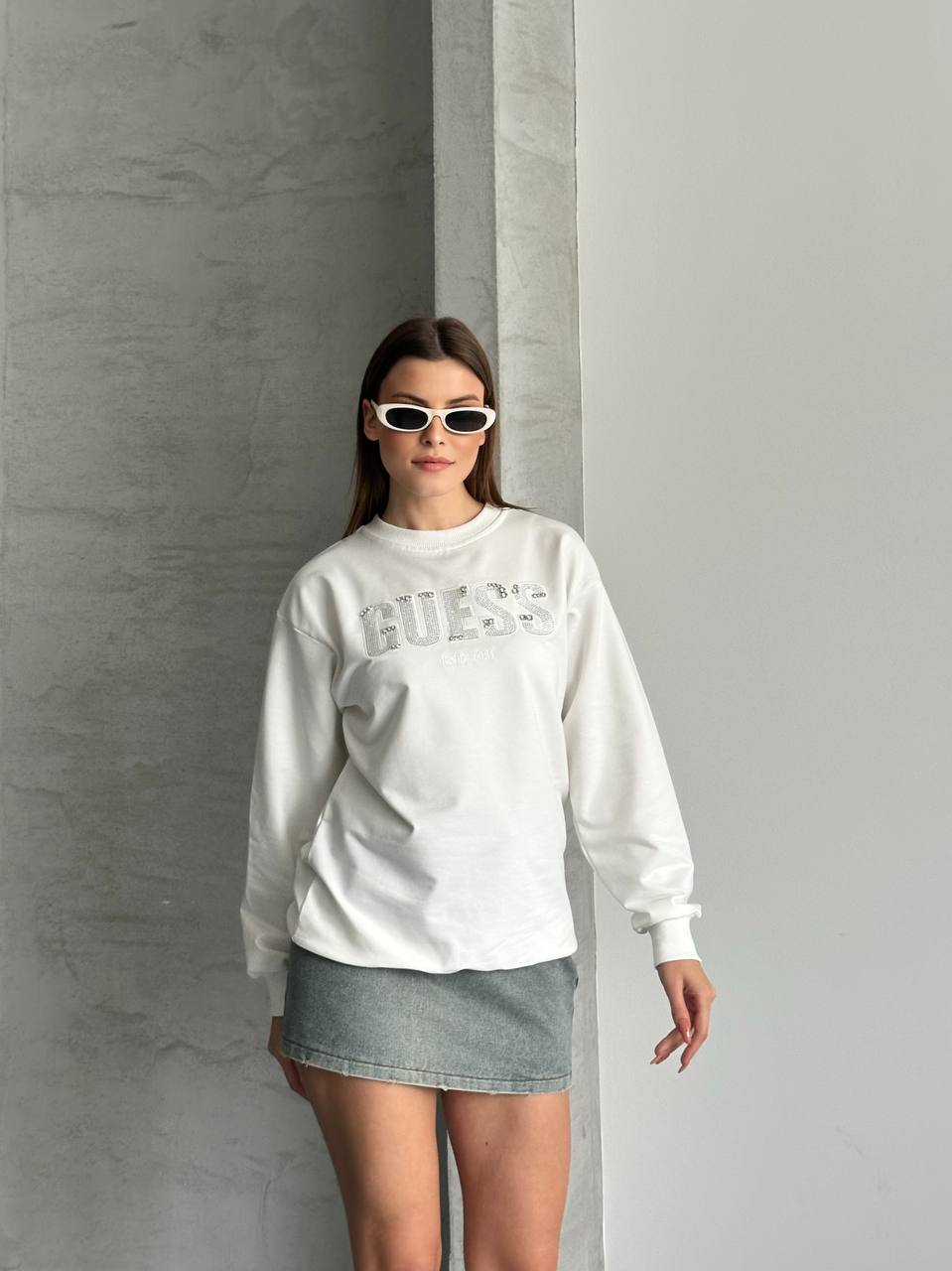 Guess Kadın Beyaz Taş İşlemeli Logo Detaylı Bisiklet Yaka Sweatshirt
