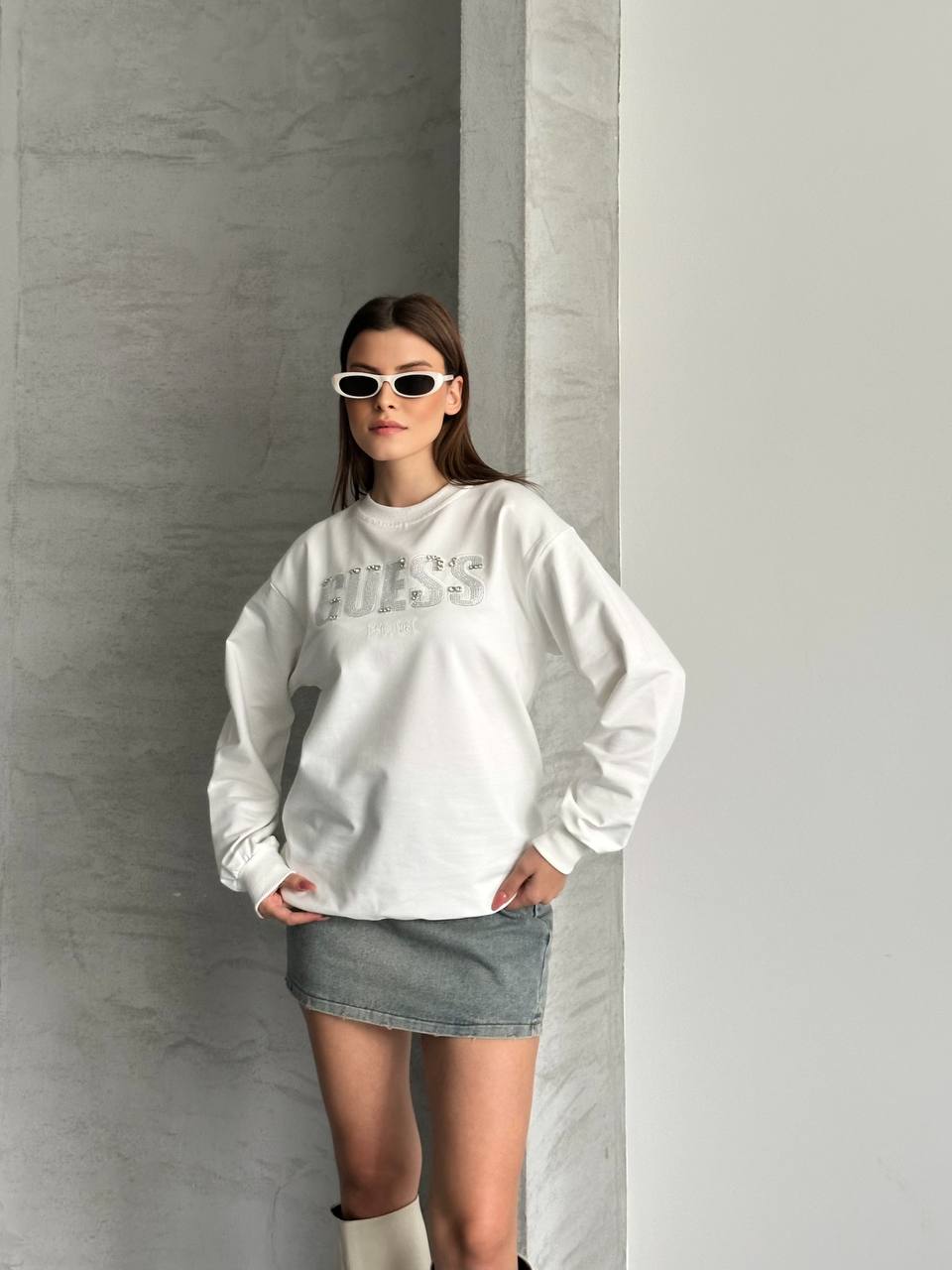 Guess Kadın Beyaz Taş İşlemeli Logo Detaylı Bisiklet Yaka Sweatshirt