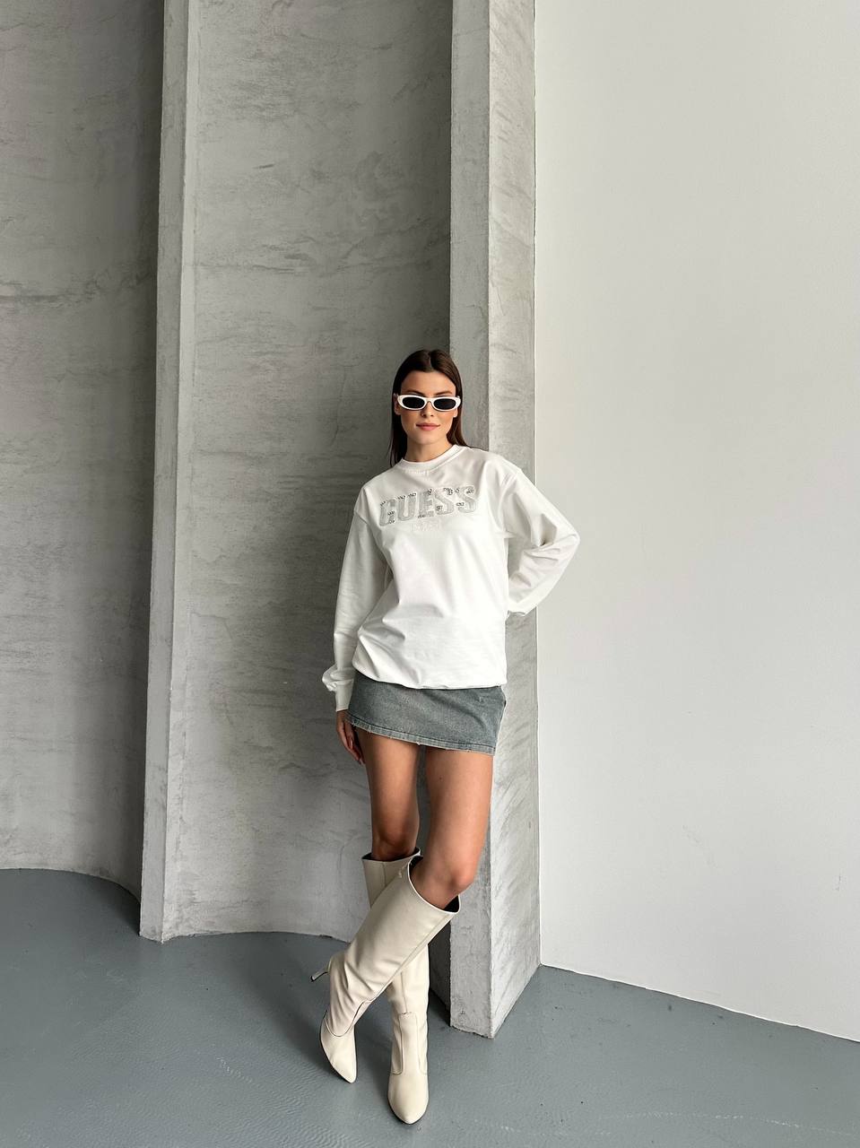 Guess Kadın Beyaz Taş İşlemeli Logo Detaylı Bisiklet Yaka Sweatshirt