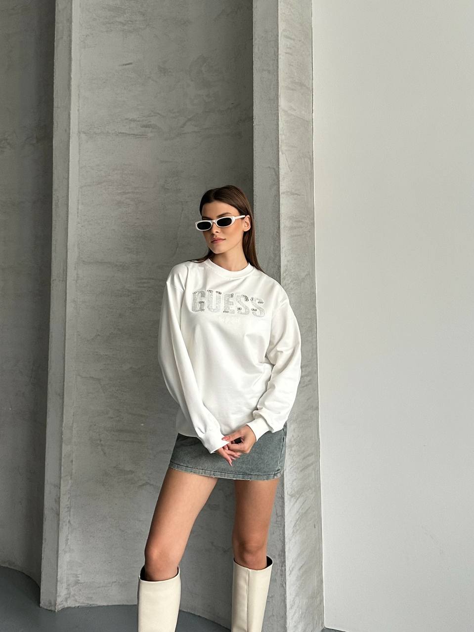 Guess Kadın Beyaz Taş İşlemeli Logo Detaylı Bisiklet Yaka Sweatshirt