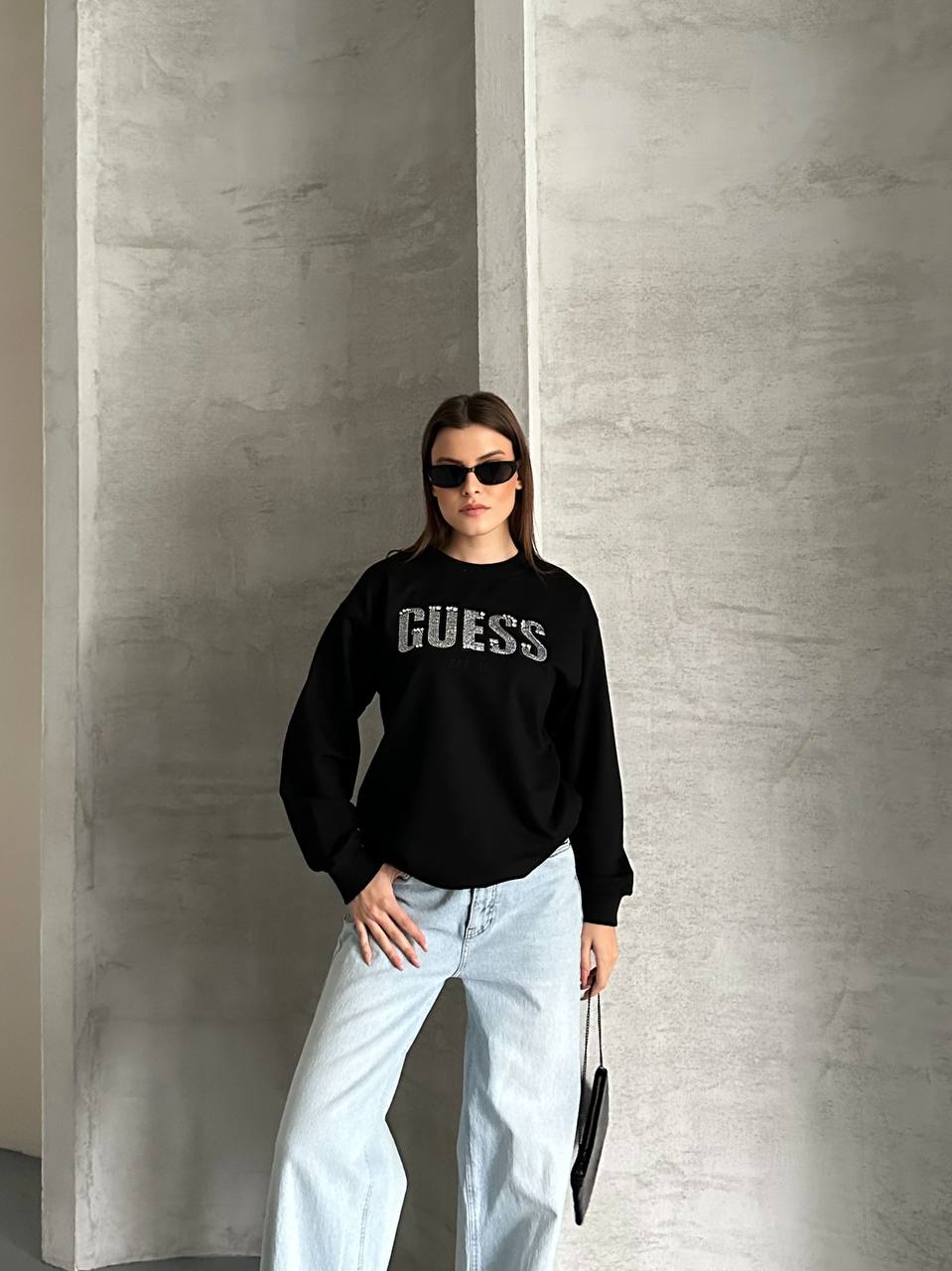 Guess Kadın Siyah Taşlı Logo Detaylı Bisiklet Yaka Sweatshirt