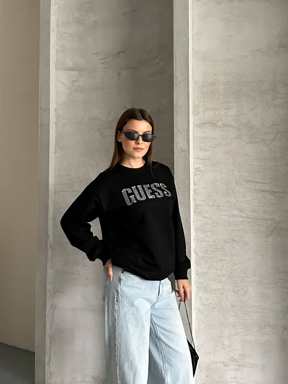 Guess Kadın Siyah Taşlı Logo Detaylı Bisiklet Yaka Sweatshirt