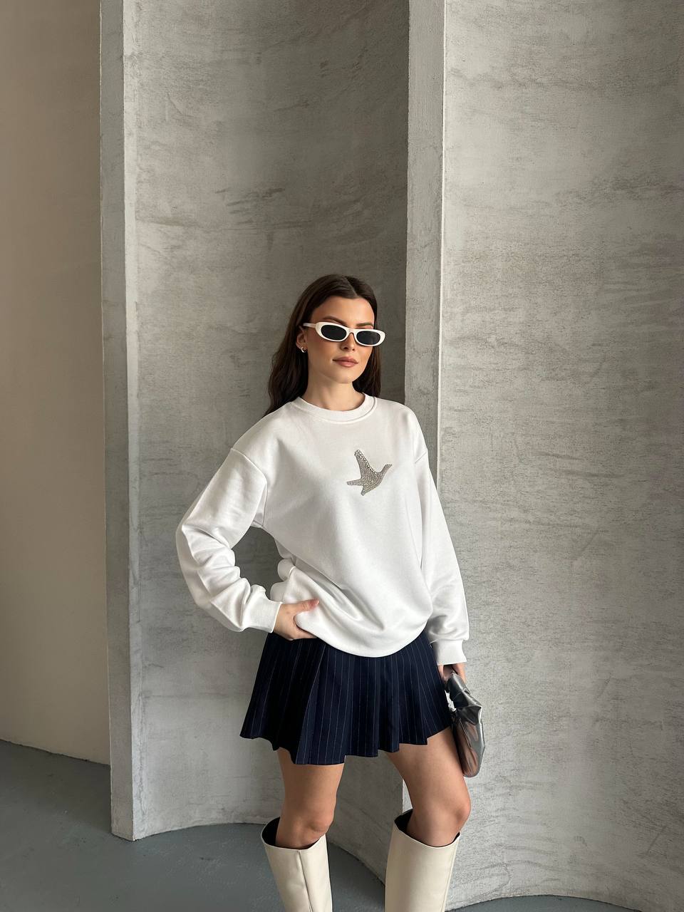 Beyaz Taş İşlemeli Kuş Figürlü Bisiklet Yaka Sweatshirt