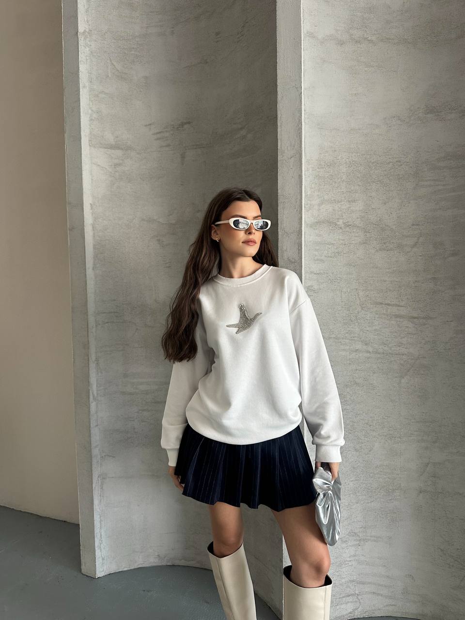 Beyaz Taş İşlemeli Kuş Figürlü Bisiklet Yaka Sweatshirt