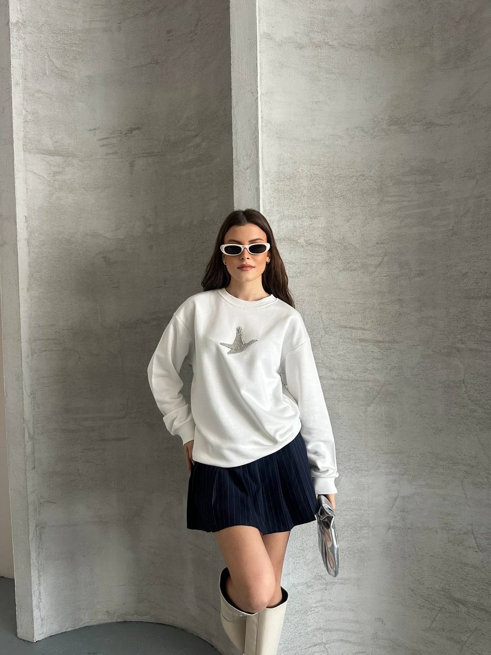 Beyaz Taş İşlemeli Kuş Figürlü Bisiklet Yaka Sweatshirt