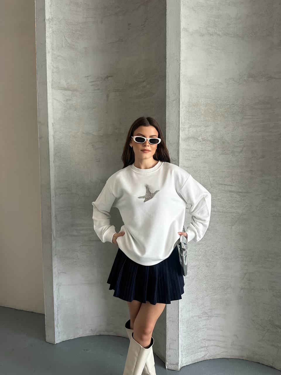 Beyaz Taş İşlemeli Kuş Figürlü Bisiklet Yaka Sweatshirt