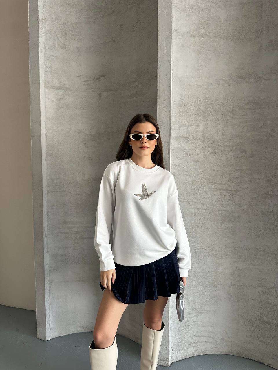 Beyaz Taş İşlemeli Kuş Figürlü Bisiklet Yaka Sweatshirt