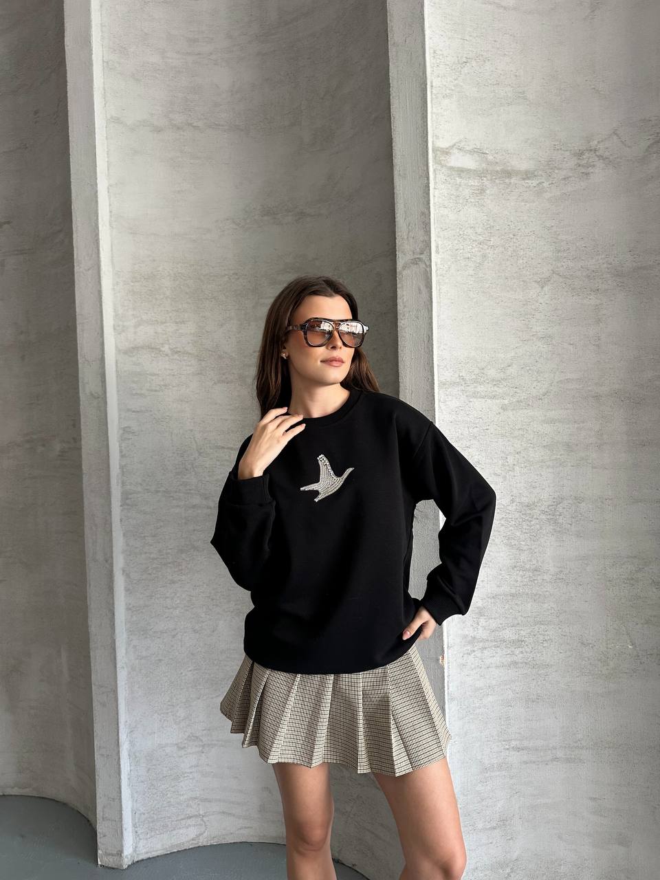 Siyah Taş İşlemeli Kuş Figürlü Bisiklet Yaka Sweatshirt