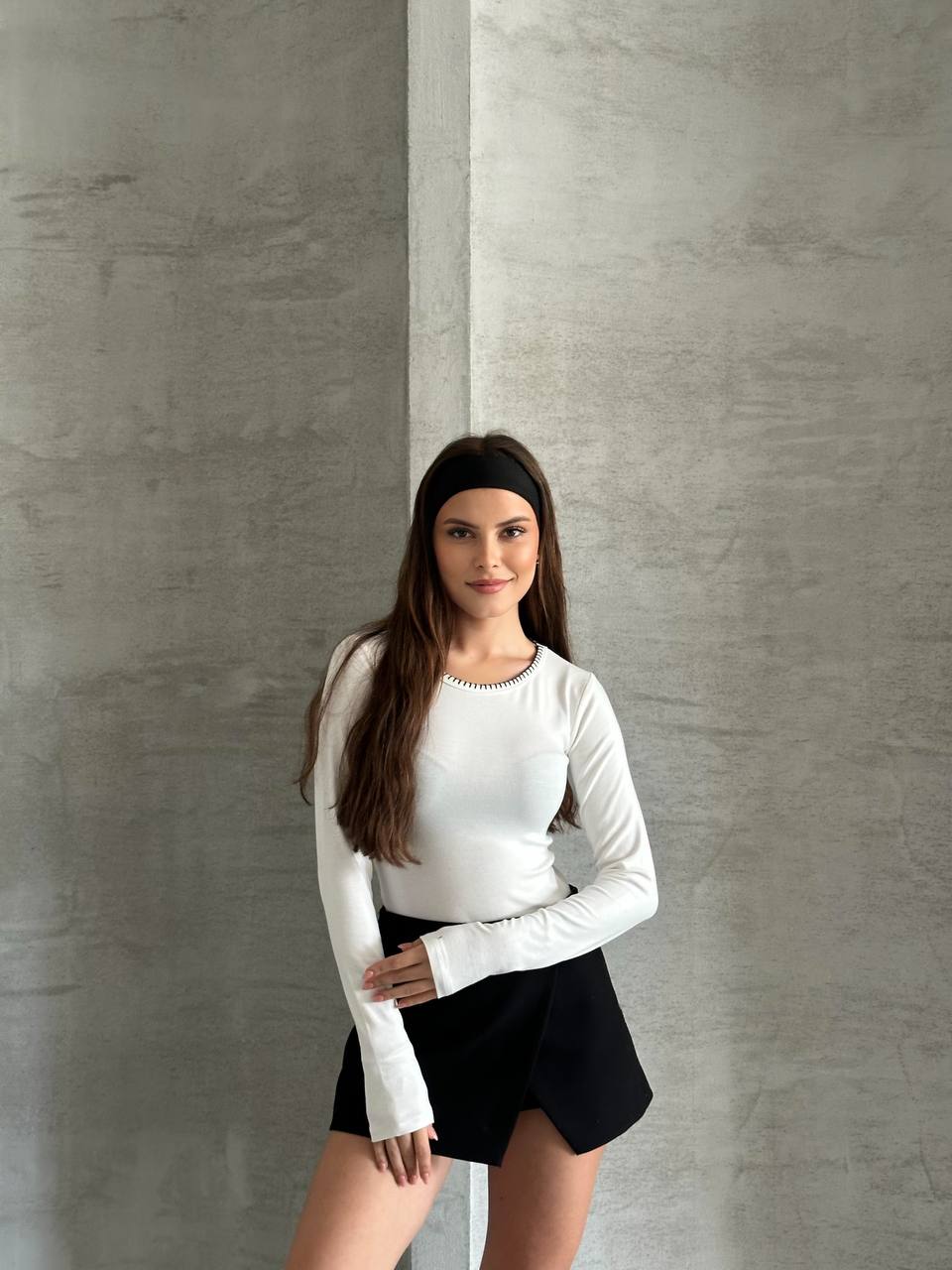 Beyaz Yuvarlak Yaka Zincir/Dikiş Detaylı Uzun Kollu Üst