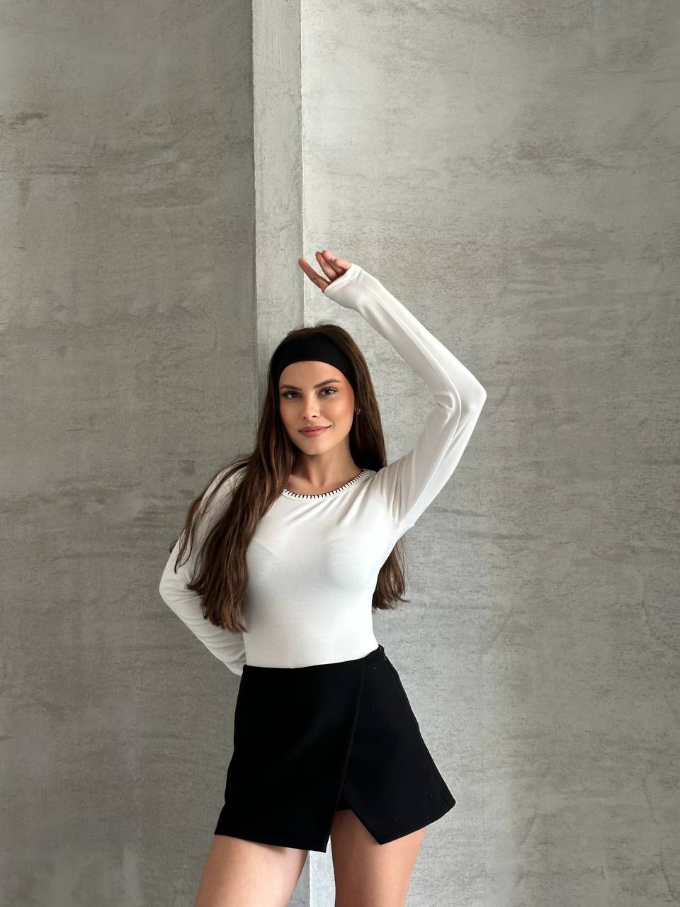 Beyaz Yuvarlak Yaka Zincir/Dikiş Detaylı Uzun Kollu Üst