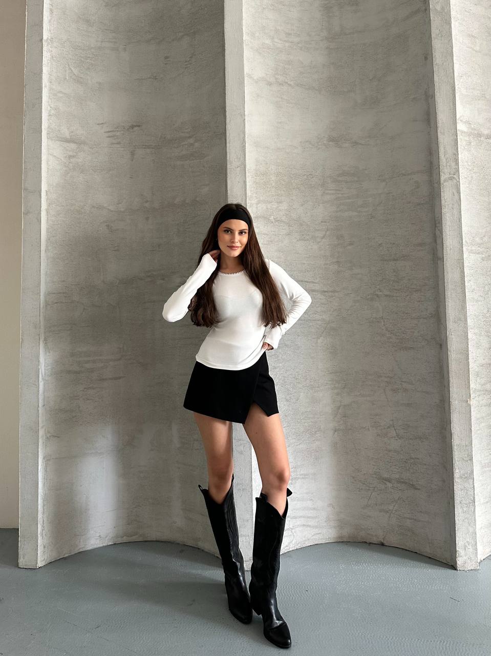 Beyaz Yuvarlak Yaka Zincir/Dikiş Detaylı Uzun Kollu Üst