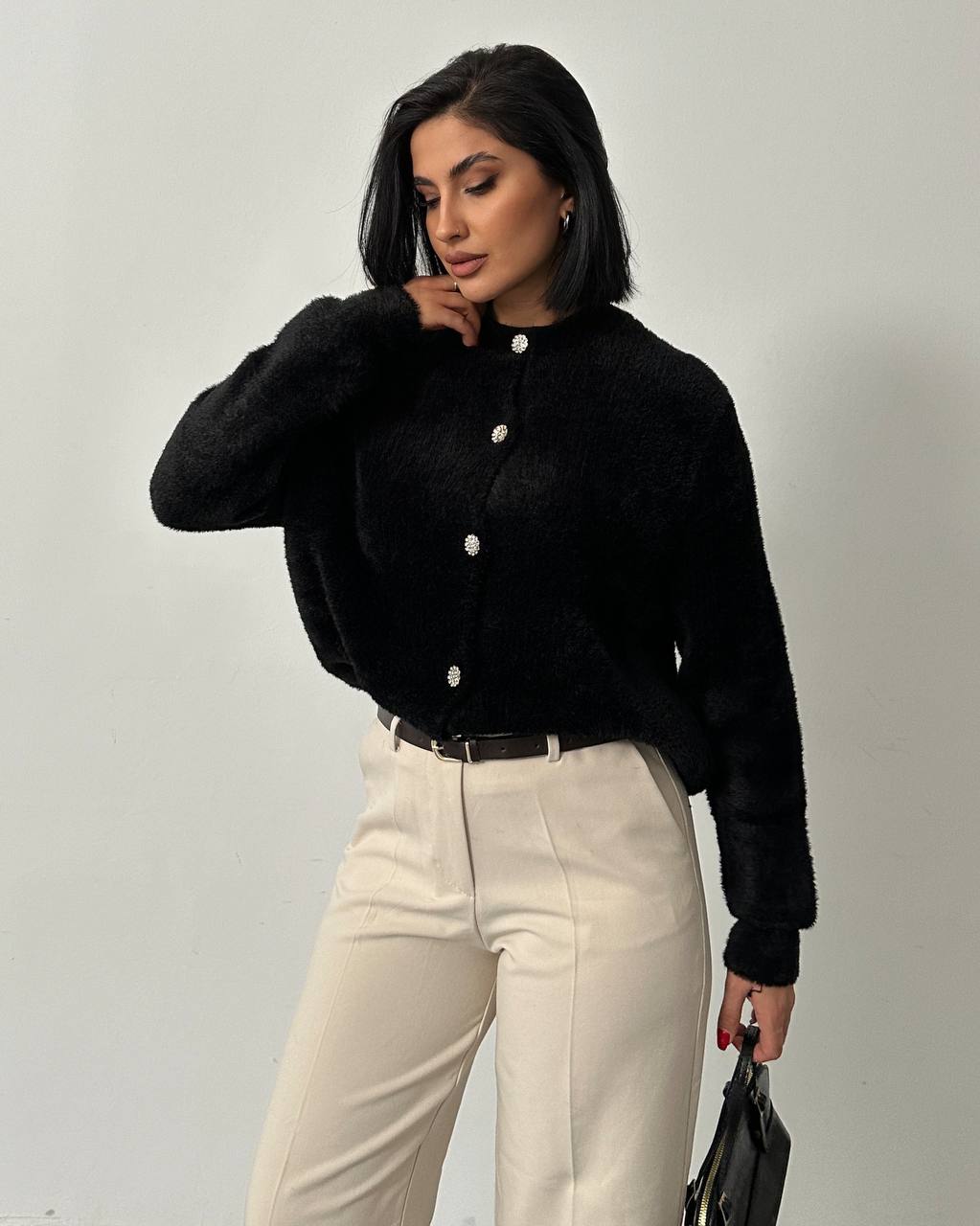 Siyah Tüylü Peluş Hırka - Işıltılı Taşlı Düğme Detaylı