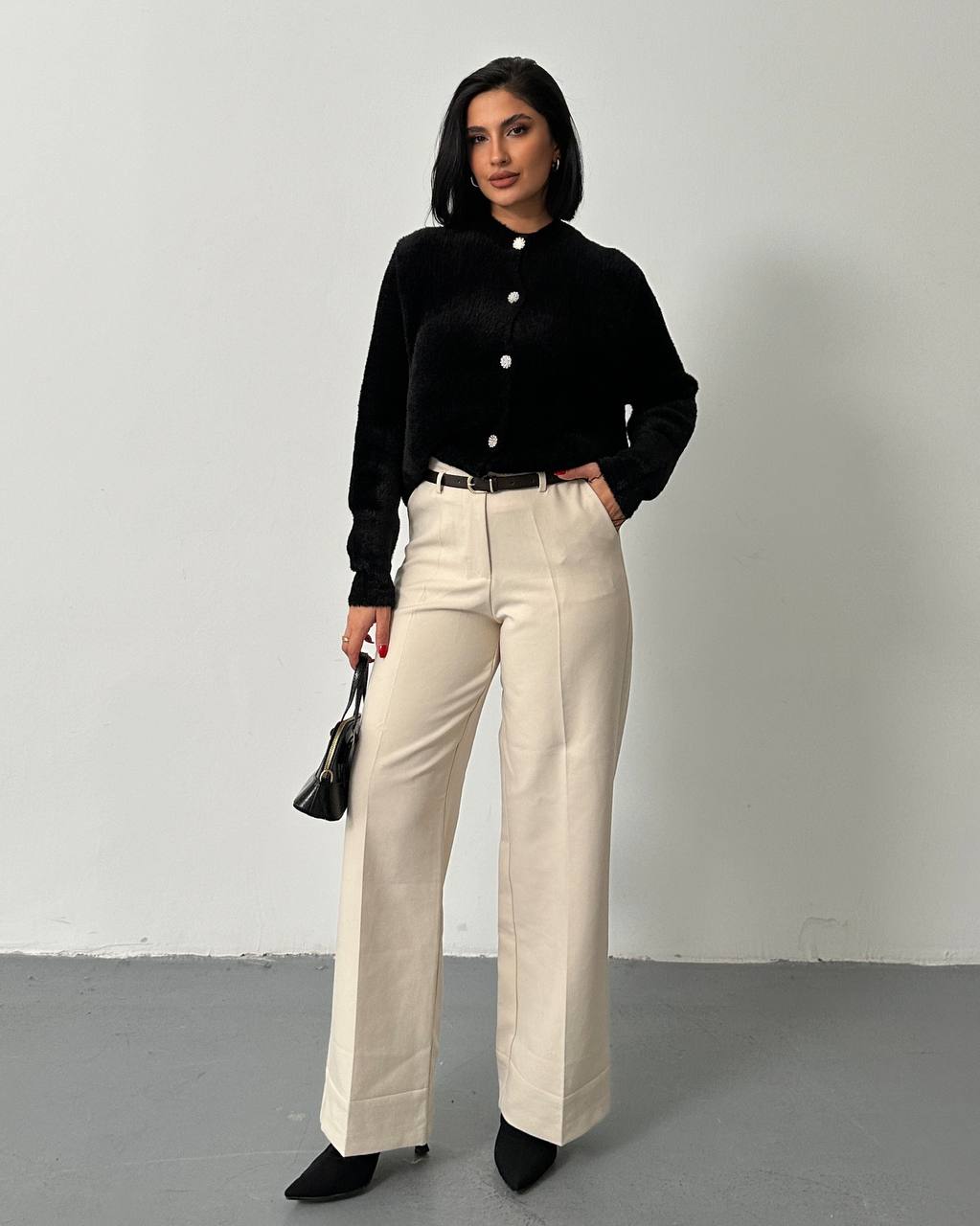 Siyah Tüylü Peluş Hırka - Işıltılı Taşlı Düğme Detaylı