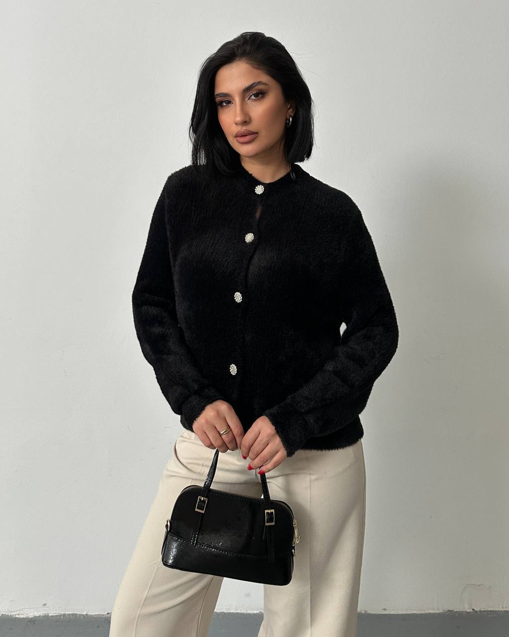 Siyah Tüylü Peluş Hırka - Işıltılı Taşlı Düğme Detaylı