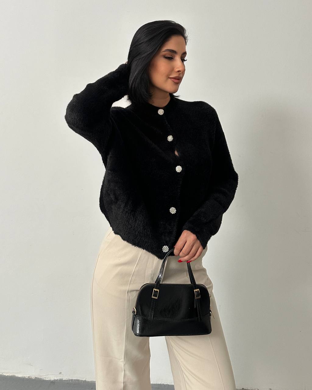 Siyah Tüylü Peluş Hırka - Işıltılı Taşlı Düğme Detaylı
