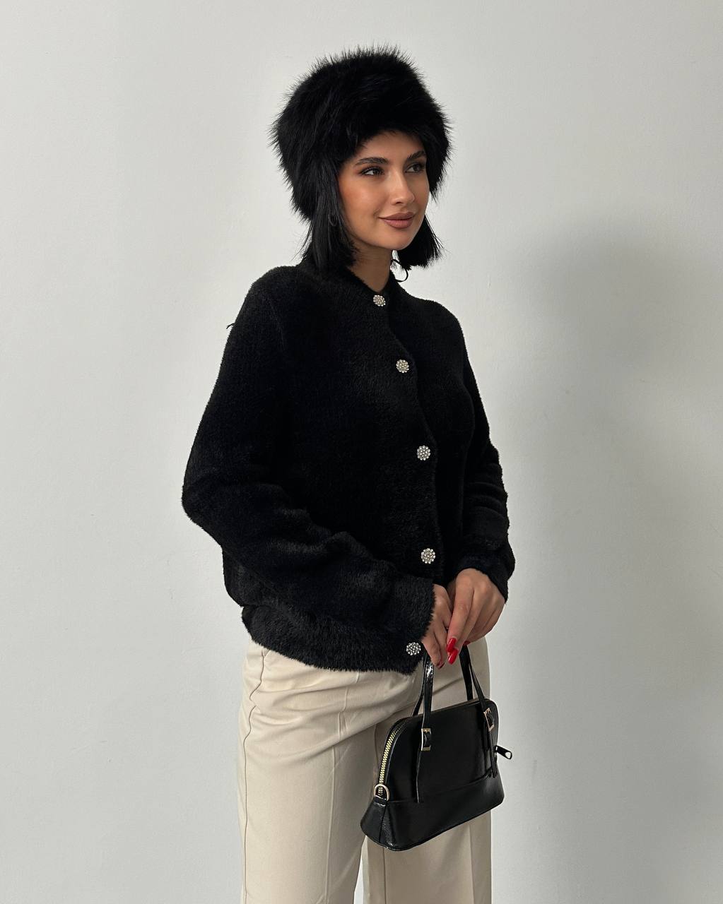 Siyah Tüylü Peluş Hırka - Işıltılı Taşlı Düğme Detaylı