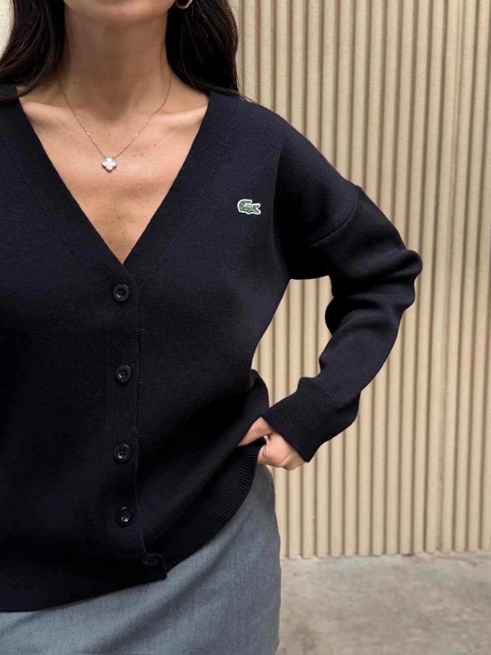 Kadın Siyah V Yaka Nakış Logolu Düğmeli Triko Hırka