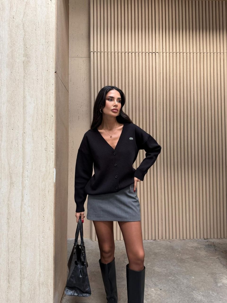 Kadın Siyah V Yaka Nakış Logolu Düğmeli Triko Hırka