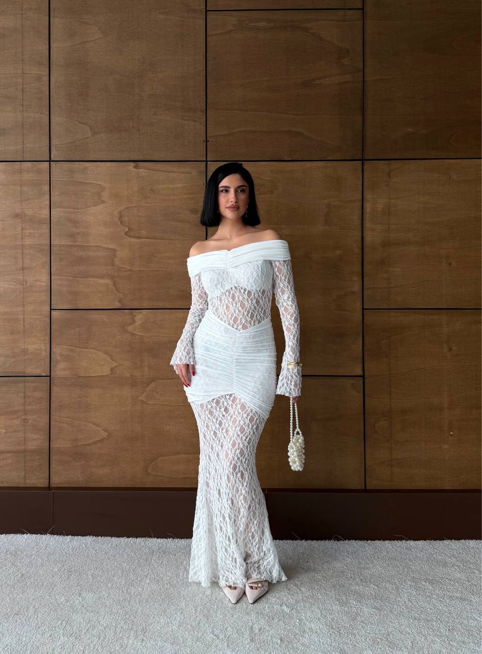 Beyaz Madon Yaka Dantel Detaylı Uzun Elbise - Şık ve Romantik Gece Elbisesi