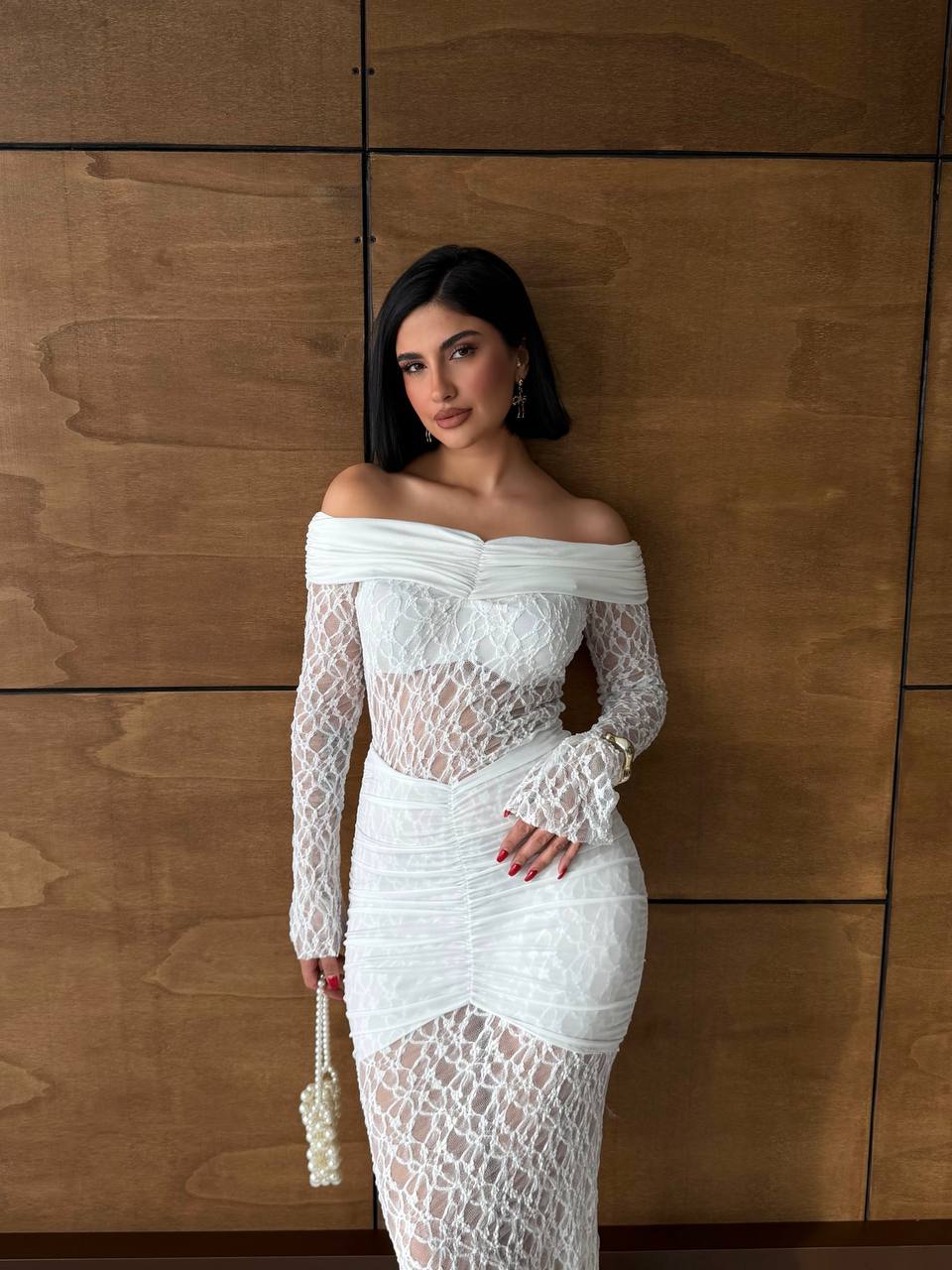 Beyaz Madon Yaka Dantel Detaylı Uzun Elbise - Şık ve Romantik Gece Elbisesi