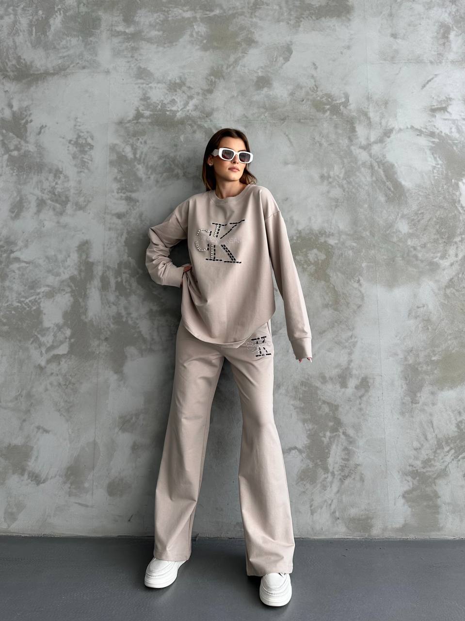 Kadın Bej Taş İşlemeli Oversize Sweatshirt ve Geniş Paça Pantolon İkili Takım