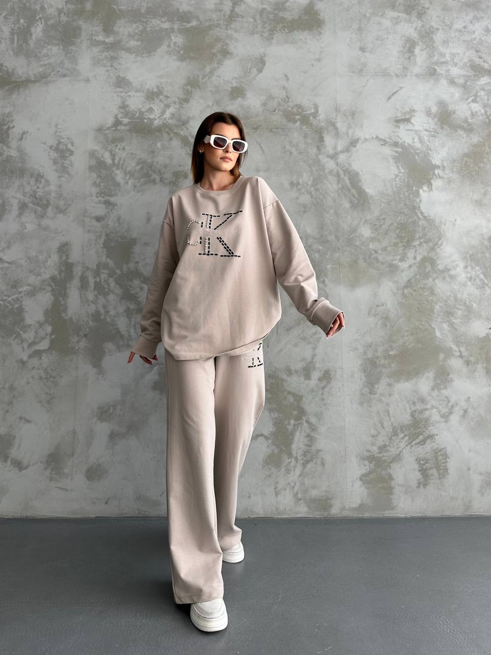 Kadın Bej Taş İşlemeli Oversize Sweatshirt ve Geniş Paça Pantolon İkili Takım