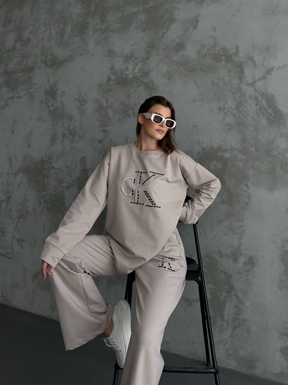 Kadın Bej Taş İşlemeli Oversize Sweatshirt ve Geniş Paça Pantolon İkili Takım