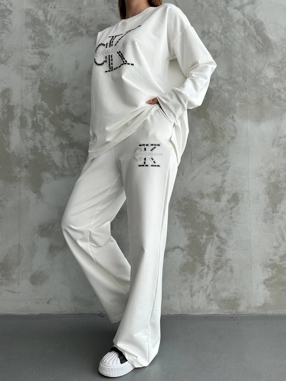 Kadın Beyaz Taş İşlemeli Oversize Sweatshirt ve Geniş Paça Pantolon İkili Takım