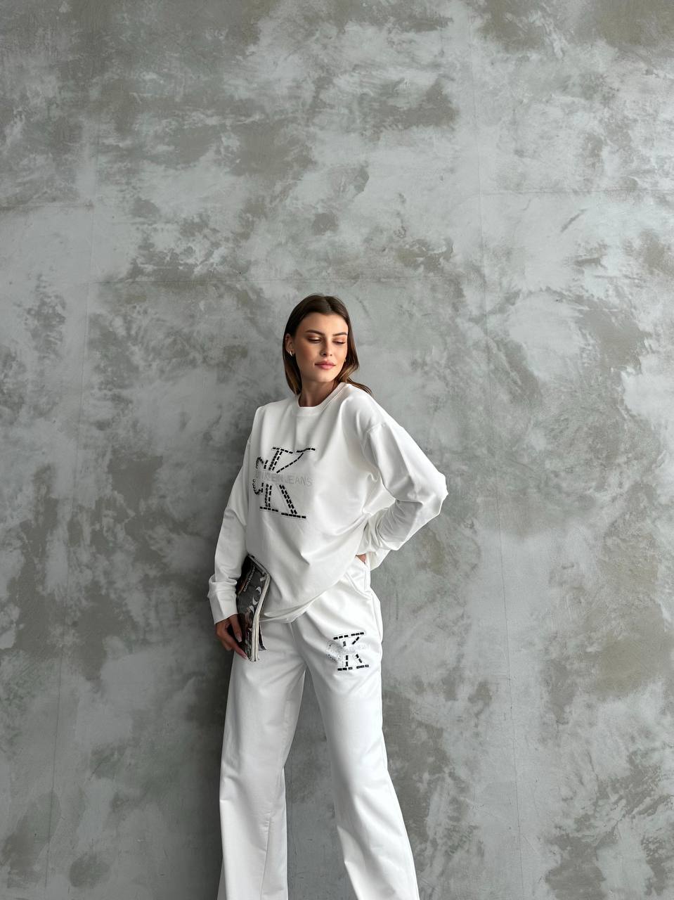 Kadın Beyaz Taş İşlemeli Oversize Sweatshirt ve Geniş Paça Pantolon İkili Takım