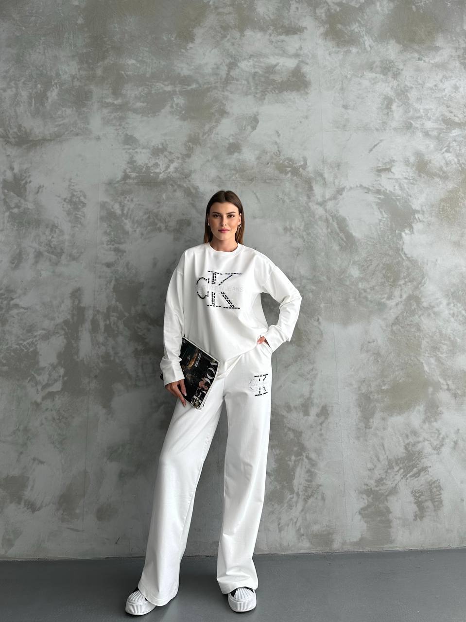 Kadın Beyaz Taş İşlemeli Oversize Sweatshirt ve Geniş Paça Pantolon İkili Takım