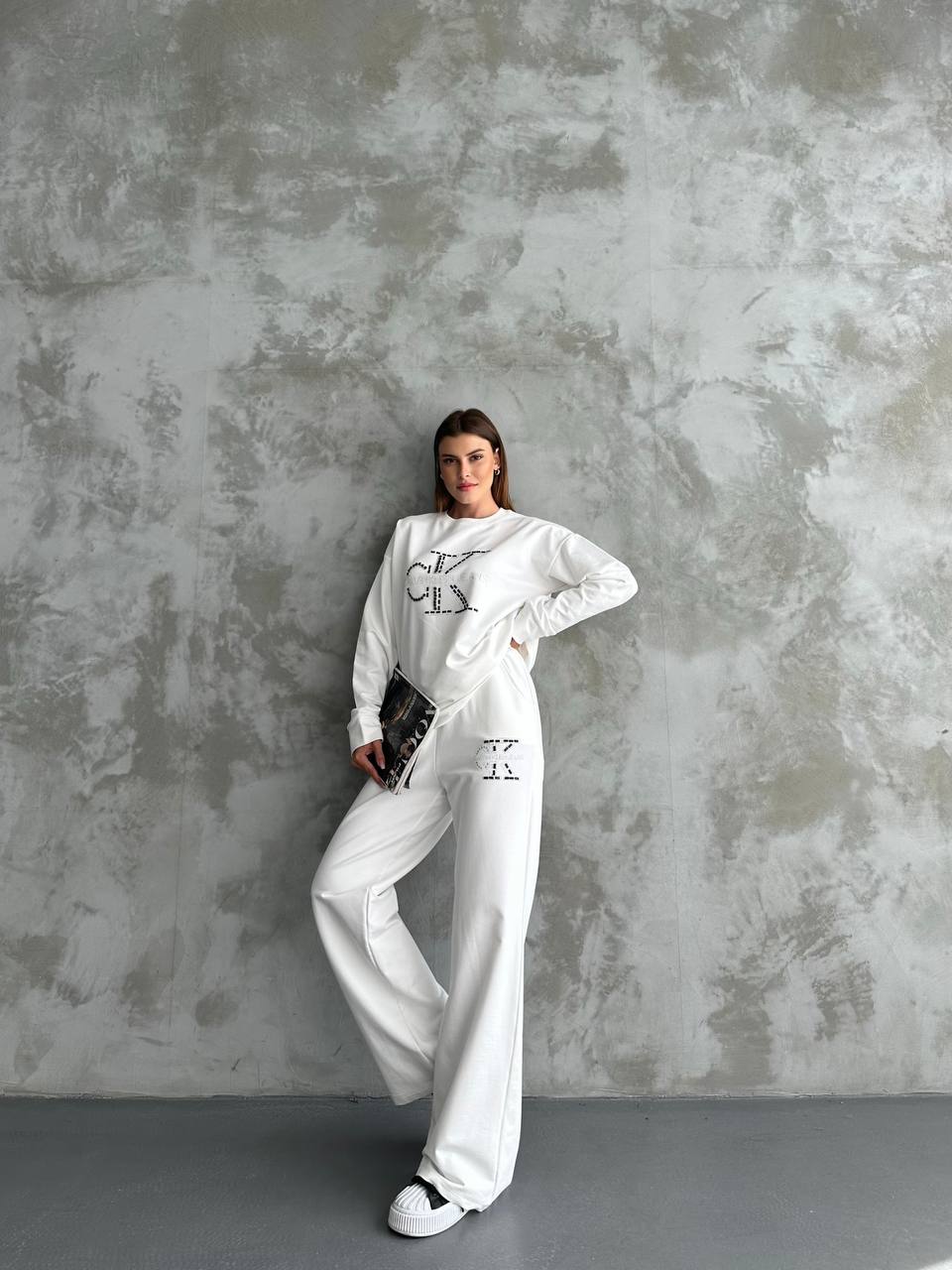 Kadın Beyaz Taş İşlemeli Oversize Sweatshirt ve Geniş Paça Pantolon İkili Takım