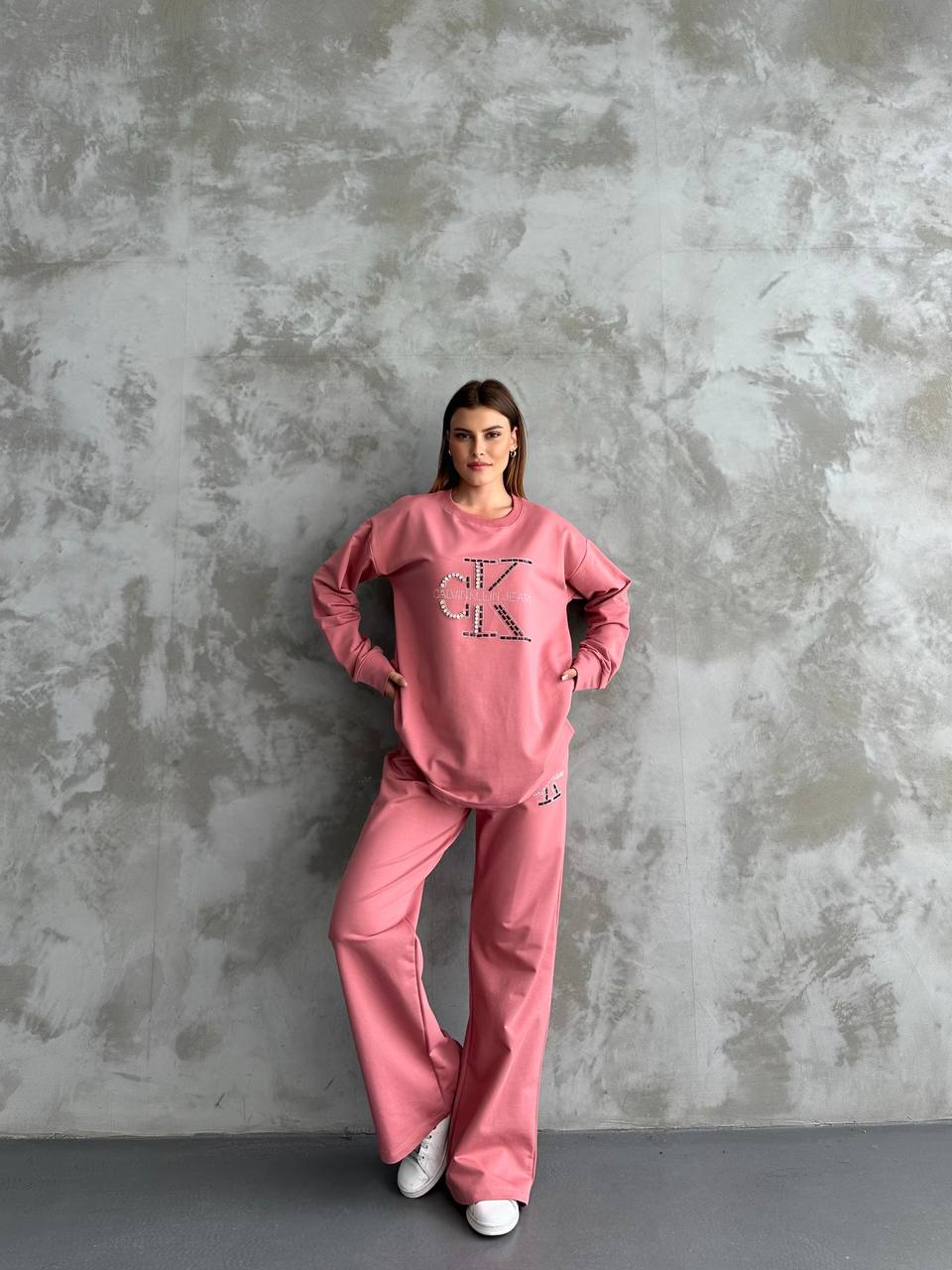 Kadın Pembe Taş İşlemeli Oversize Sweatshirt ve Geniş Paça Pantolon İkili Takım