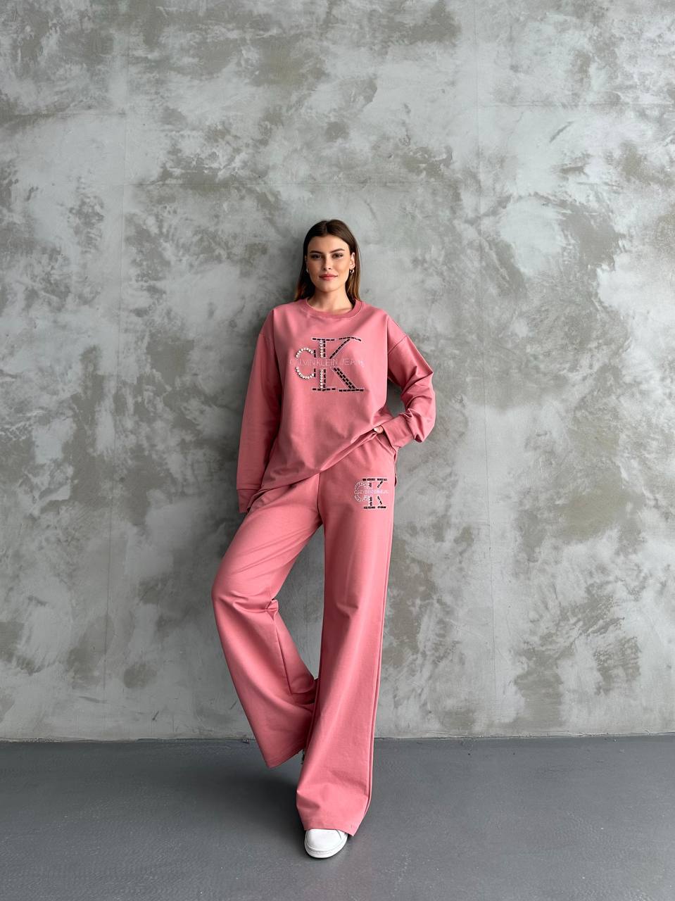 Kadın Pembe Taş İşlemeli Oversize Sweatshirt ve Geniş Paça Pantolon İkili Takım