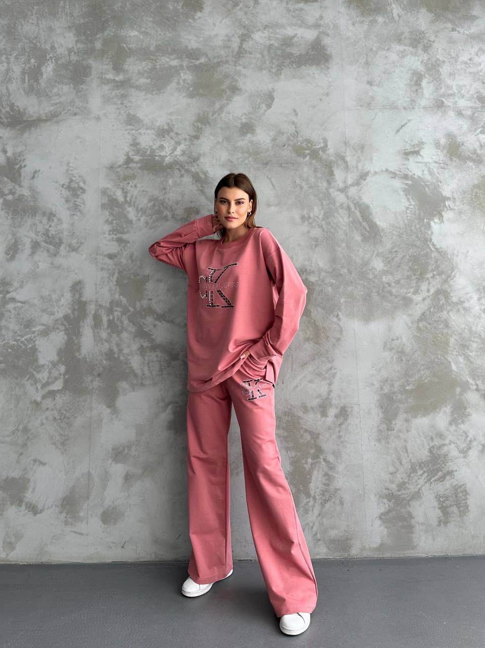Kadın Pembe Taş İşlemeli Oversize Sweatshirt ve Geniş Paça Pantolon İkili Takım