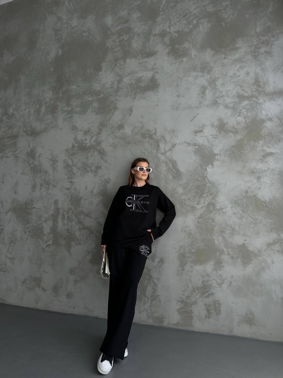 Kadın Siyah Taş İşlemeli Oversize Sweatshirt ve Geniş Paça Pantolon İkili Takım