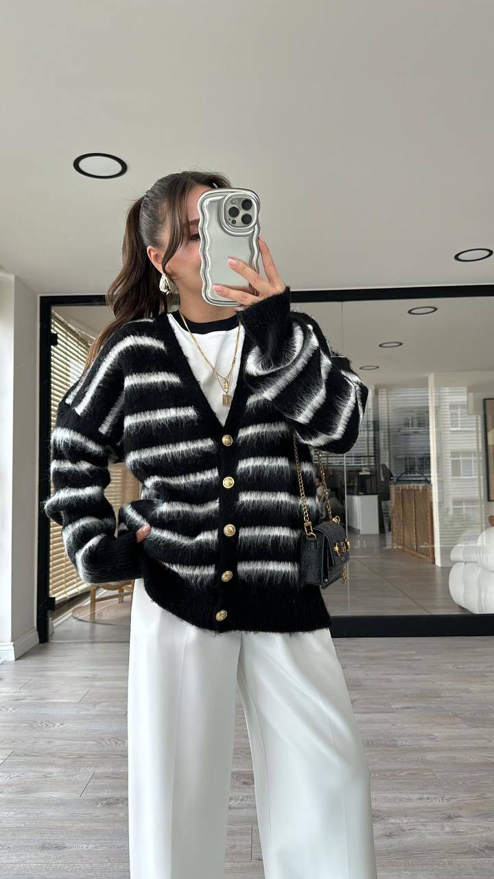 Siyah Beyaz Çizgili Tüylü Hırka - Gold Düğme Detaylı Oversize