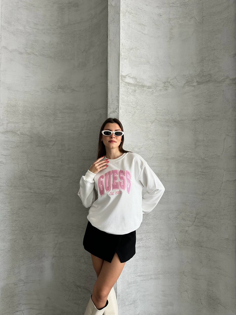 Beyaz Kadın Sweatshirt - Pembe Kabartma Guess Logo Detaylı