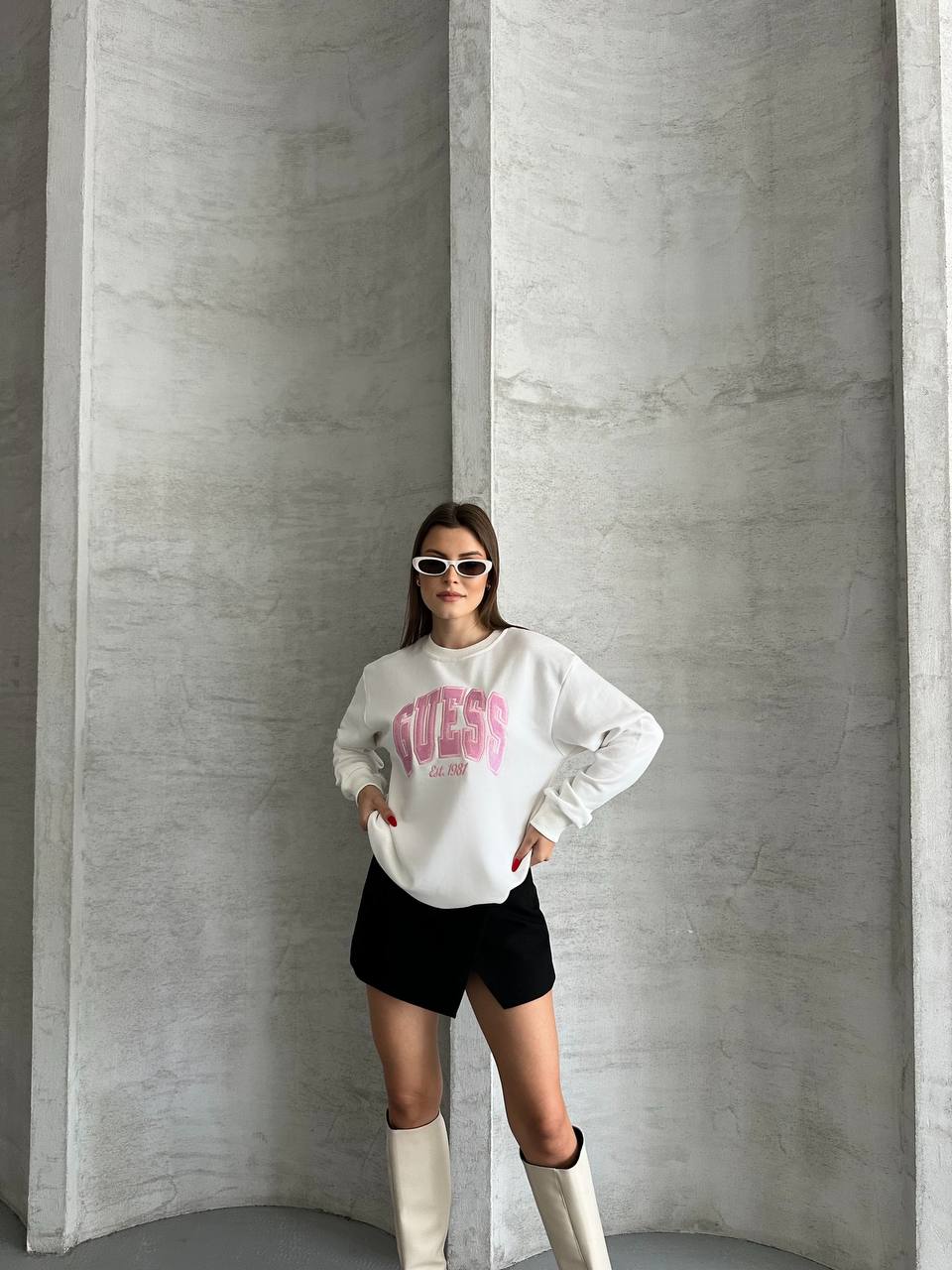 Beyaz Kadın Sweatshirt - Pembe Kabartma Guess Logo Detaylı