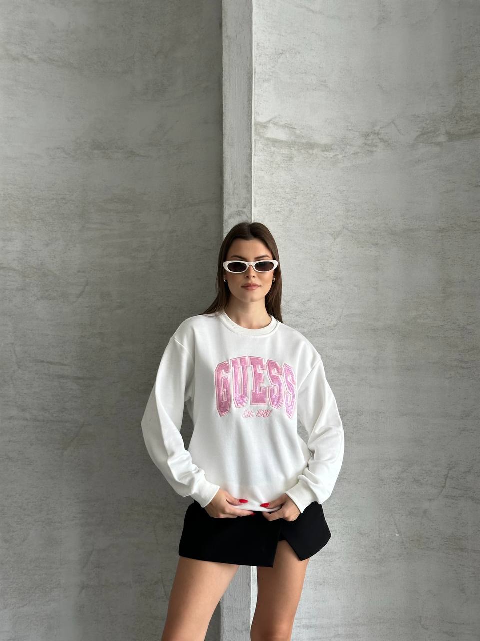 Beyaz Kadın Sweatshirt - Pembe Kabartma Guess Logo Detaylı