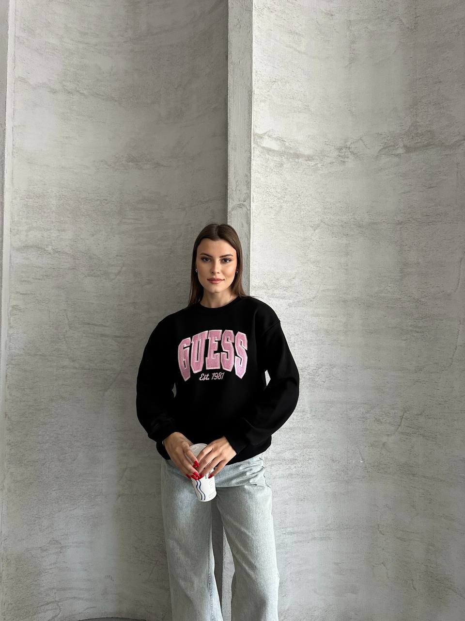 Guess Logolu Siyah Kadın Sweatshirt - Pembe Kabartma Baskılı