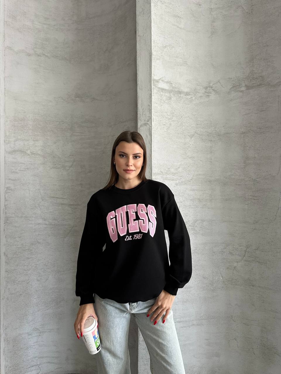 Guess Logolu Siyah Kadın Sweatshirt - Pembe Kabartma Baskılı