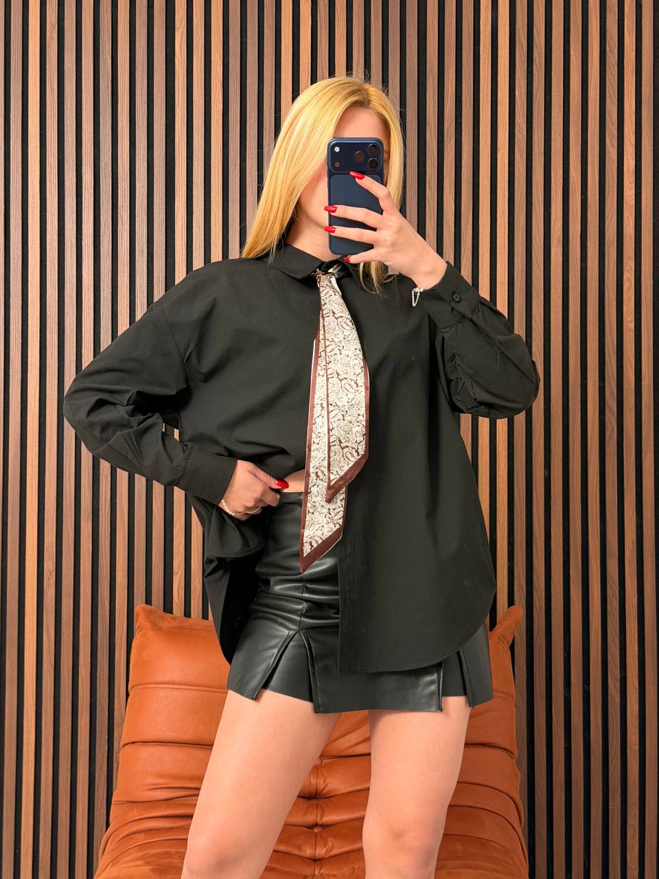 Siyah Fular Detaylı Oversize Poplin Gömlek Serisi