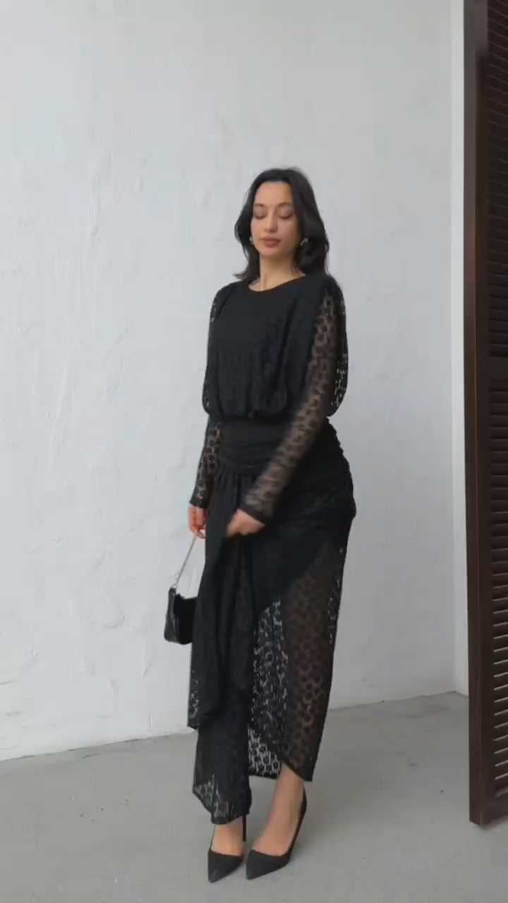 Katlı Dantel Detaylı Zarif Gece Elbisesi