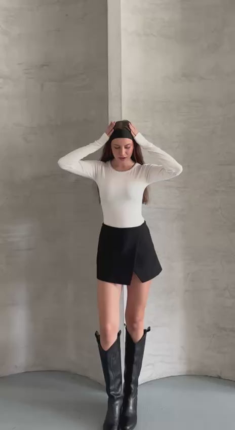 Beyaz Yuvarlak Yaka Zincir/Dikiş Detaylı Uzun Kollu Üst